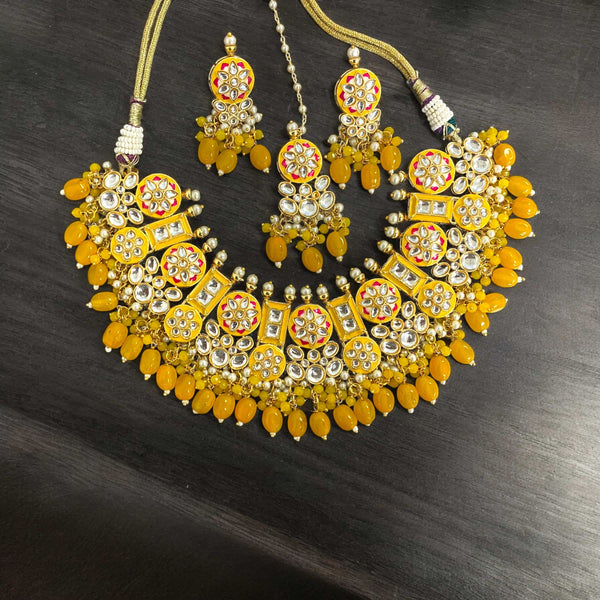 Indian jewelry featuring Yellow Kundan necklace set with hand painted meenakari, pearls and yellow stones. Set consists of necklace, earrings and maang tikka. Statementyellow necklace set. Designer necklace set. 