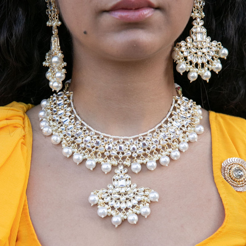Model wearing Kudan necklace and earrings with perls from Indian and Pakistani jewelry.