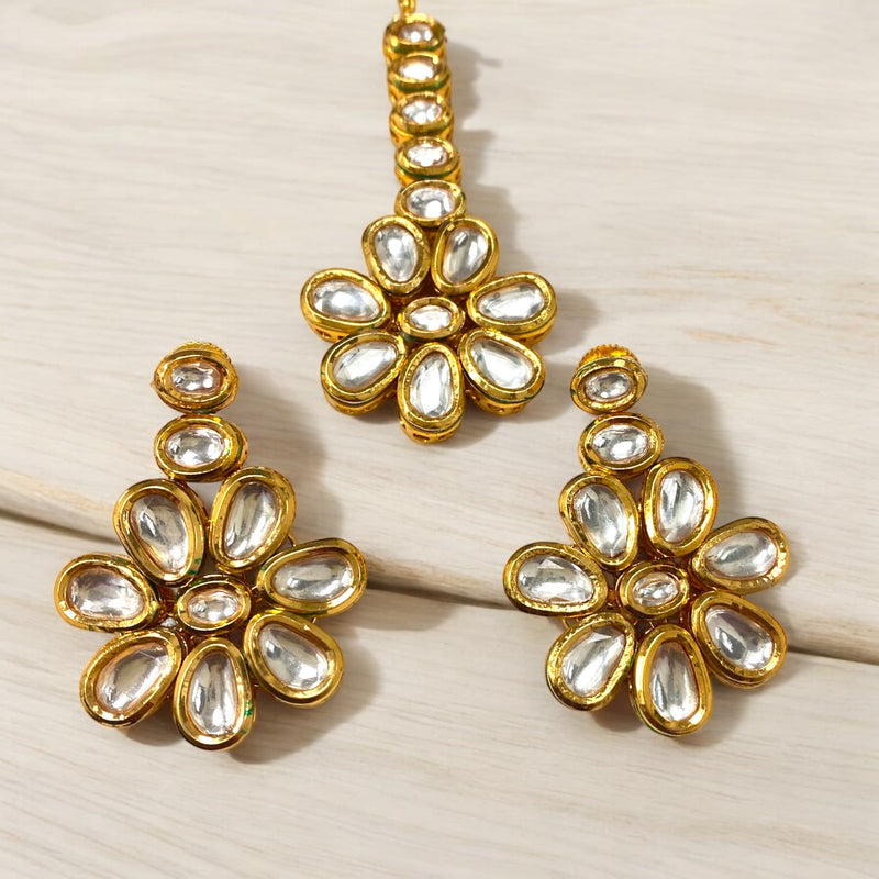 Statement kundan earring featuring pakistani jewelry online. Best Indian jewellry online on discount. Kundan maang tikka with gold plating.  Meenakari jewellry.