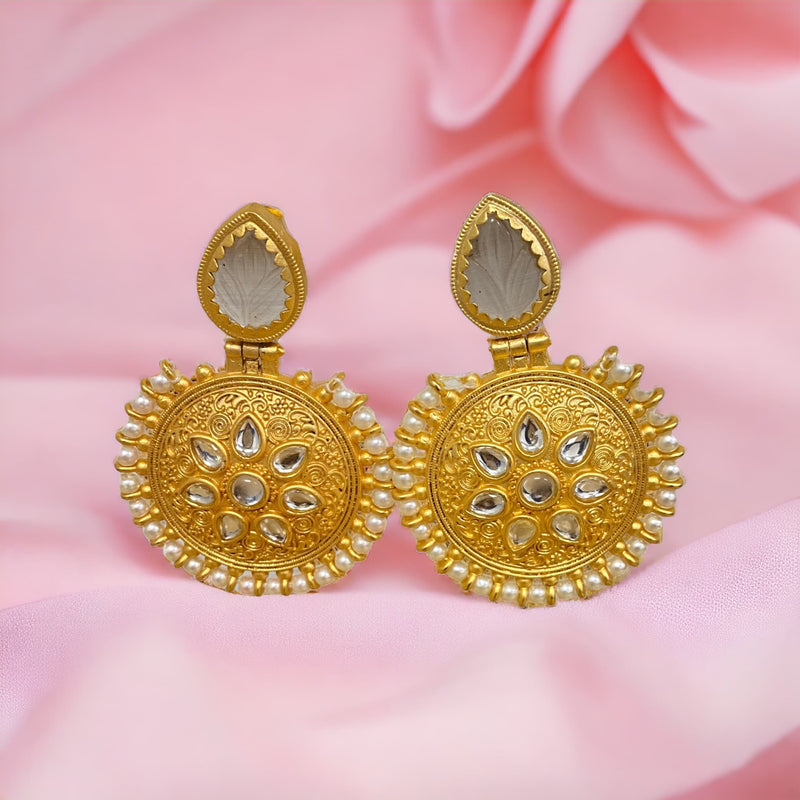 Step into the allure of Desi elegance with our Gold Kundan Earrings, a testament to Pakistani jewelry finesse. These earrings feature intricately embedded Kundan, adding a touch of timeless tradition. The outer layer is adorned with pearls, bringing an element of refined sophistication.