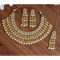 Gold Nyra Jewelry Set